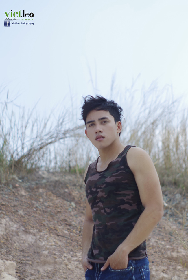 Chinh Nguyễn cá tính áo lính